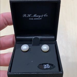 Cultured pearl stud earrings